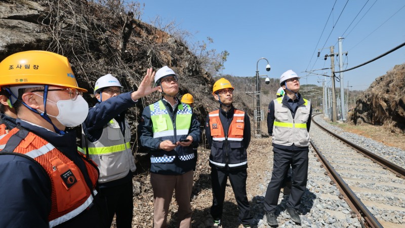 김태승 코레일 사장(사진 가운데)이 8일 강원 영월군 쌍룡역 인근 태백선 선로에서 드론을 활용해 비탈사면 낙석우려개소를 점검했다./코레일