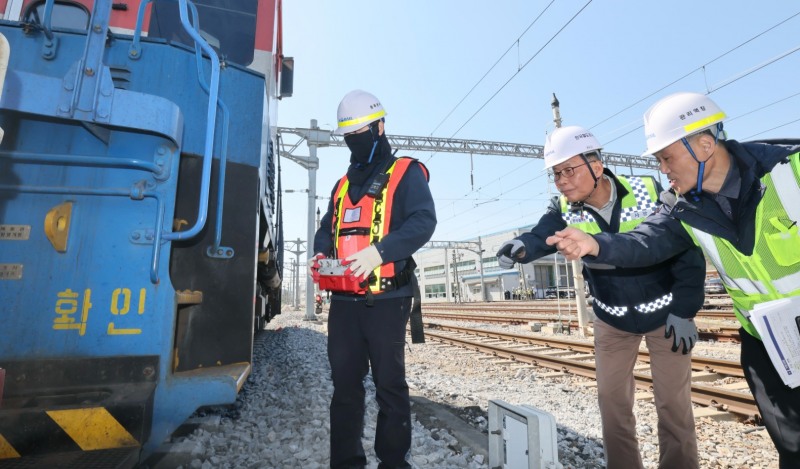 김태승 코레일 사장(사진 가운데)이 8일 충북선 제천조차장역에서 무선제어 입환 작업 현장을 점검했다. (무선제어 입환 작업 중 열차 연결을 확인하는 모습)/코레일