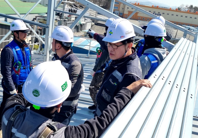 안전보건공단 충북북부지사(지사장 강철호)는 8일 충북 음성군 일원의 소규모 건설현장에서 태양광 설치 작업 현장에 대한 추락 사고사망 예방 캠페인과 현장점검을 실시했다고 밝혔다./안전보건공단 충북북부지사