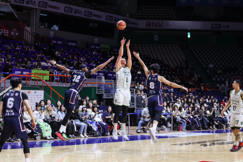 DB 엘런슨(가운데)의 슛. / 사진=연합뉴스