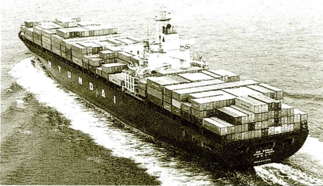 현대상선의 컨테이너 운반선이 컨테이너를 싣고 항해하고 있다. 현대상선은 1984년 3월 덴마크 선사 EAC에 PSW항로 유휴 선복을 매각하는 한편, 6월부터 일본 선사 K-Line의 PPNW항로 선복을 매입함으로써 PNW항로를 특화시켰다. 사진= 현대상선 20년사