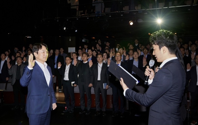 KB손해보험 구본욱 사장(왼쪽)을 비롯한 임원 및 부서장들이 8일 서울 강남구 KB아트홀에서 열린 ‘소비자서비스헌장’ 선포식에서 금융소비자 보호 실천 의지를 다지고 있다./KB손해보험