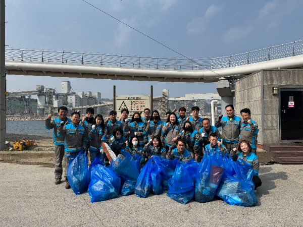 삼표시멘트 임직원들이 지난 3월 27일 삼척시 관내 주요 하천의 수질 개선과 수자원 보호를 위한 환경 정화활동을 실시한 후 기념촬영을 하고 있다. (사진 제공=삼표시멘트)