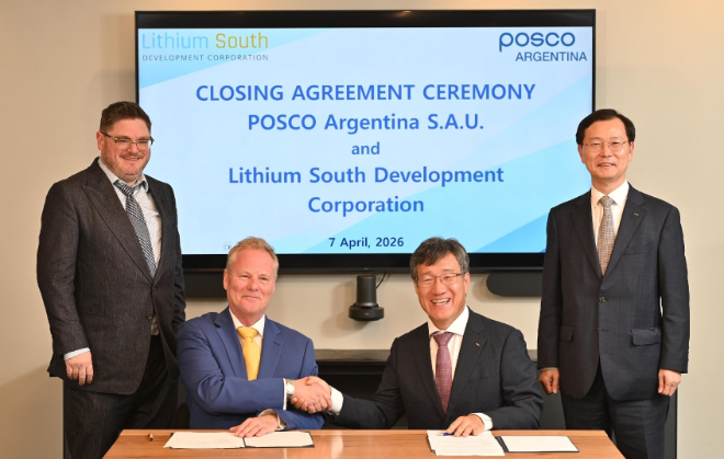 포스코홀딩스는 7일(현지시간) 아르헨티나 부에노스아이레스에서 리튬 사우스(Lithium South, LIS)사와 ‘옴브레 무에르토 노스’ 염호 광권 인수 계약을 마무리했다. (왼쪽부터) 크리스토퍼 체리(Christopher P. Cherry) 리튬 사우스 CFO, 에이드리안 홉커크(Adrian Hobkirk) 리튬 사우스 CEO, 박현 포스코아르헨티나 법인장, 이주태 포스코홀딩스 대표이사 사장이 계약 체결 후 기념 촬영을 하고 있다. 사진= 포스코홀딩스