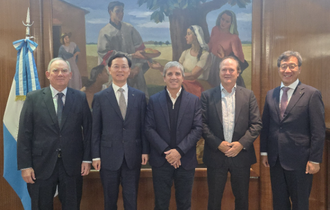 이주태 포스코홀딩스 대표이사 사장은 7일(현지시간) 아르헨티나 부에노스아이레스에서 루이스 카푸토(Luis Caputo) 연방 경제부 장관과 면담을 갖고 현지 리튬 사업 협력 방안을 논의했다. (왼쪽부터) 루이스 루쎄로(Luis Lucero) 연방 경제부 광업차관, 이주태 대표, 카푸토 장관, 다니엘 곤살레스(Daniel González) 연방경제부 선임차관(RIGI 위원장), 박현 포스코아르헨티나 법인장이 기념 촬영을 하고 있다. 사진= 포스코홀딩스