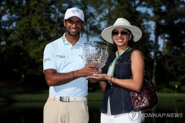 파3 대회 우승자 라이(왼쪽)와 아내. / 사진=연합뉴스