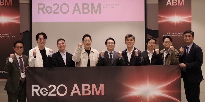 ▲ (사진설명) 지난 8일 서울 안다즈 호텔에서 열린 ‘리투오 자문단 위촉식’에서 휴메딕스 관계자와 자문위원들이 기념 촬영을 하고 있다. 사진 왼쪽부터 휴메딕스 정민형 이사, 건대힐하우스피부과 이도영 원장, 신사마이디피부과 안봉균 원장, 압구정리더스피부과 윤성재 원장, 압구정오라클피부과 박제영 원장, 신사닥터스피부과 성현철 원장, 신사벤자민피부과 노성민 원장, 명동벤자민피부과 심준호 원장, 휴메딕스 강민종 대표.