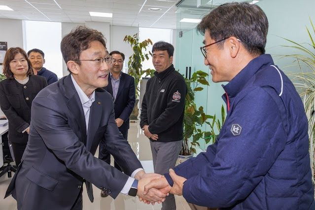 KT 박윤영 대표가 서부광역본부 토탈영업센터 사무실에서 직원들과 만나 인사를 하고 있다. (사진=KT 제공)