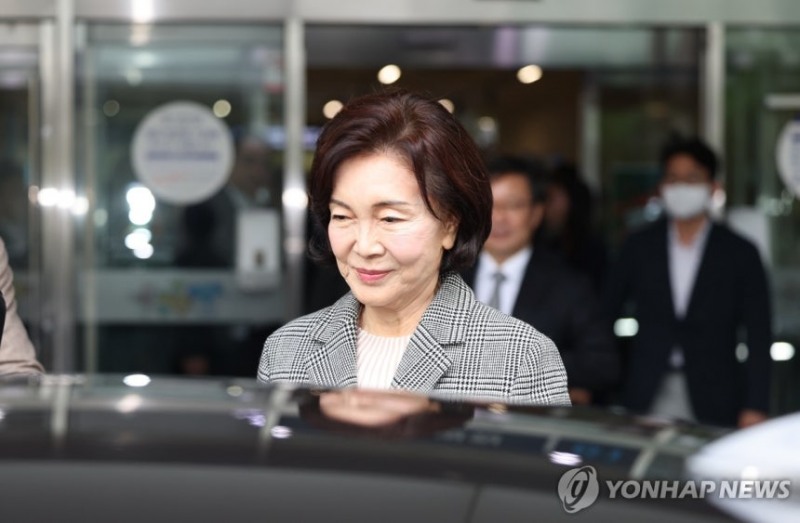 홍라희 전 삼성미술관 리움 관장이 21일 오후 서울 종로구 서울대병원 어린이병원에서 열린 소아암·희귀질환 지원사업단 행사 참석을 마치고 병원을 나서고 있다. 2024.10.21