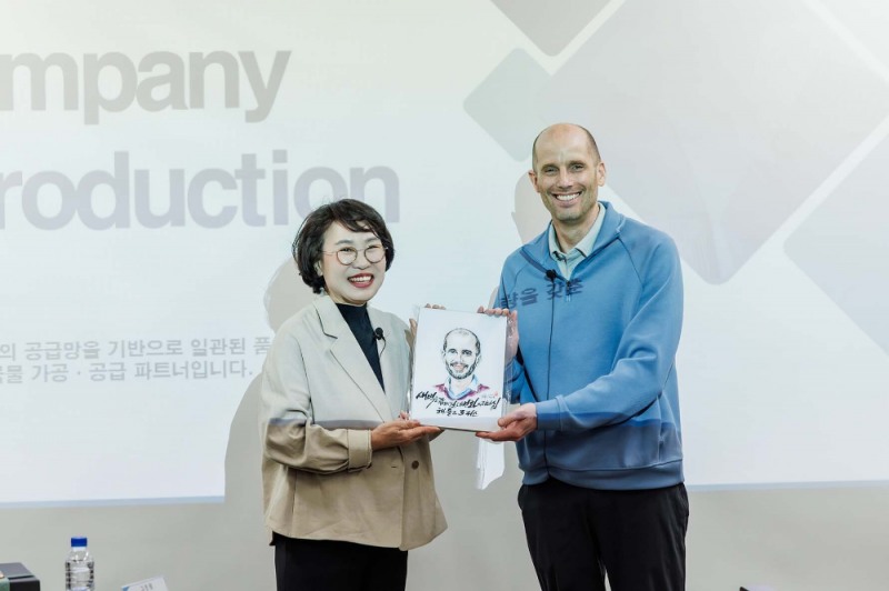 해롤드 로저스 쿠팡 임시대표가 전병순 광복영농조합 대표와 사진 촬영을 하고 있다