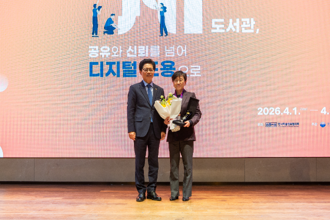 (좌측부터) 황정근 국회도서관장, 김영주 서강대학교 로욜라도서관장. (사진제공=서강대)