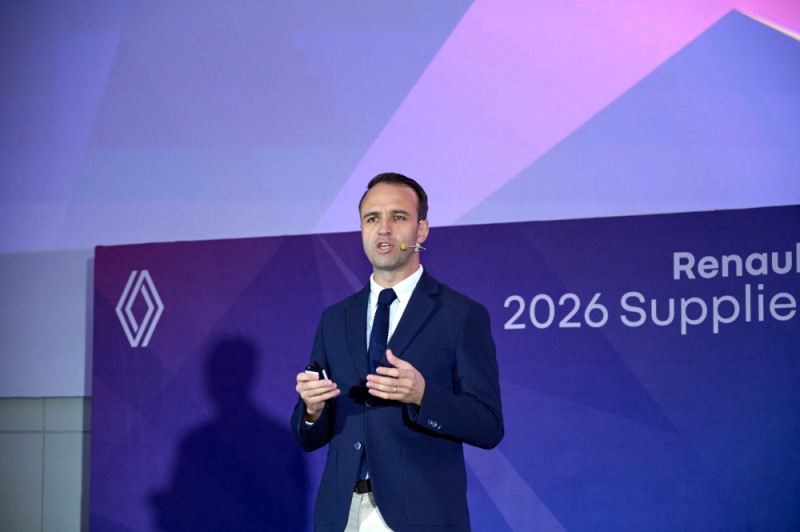 니콜라 파리 르노코리아 사장이 2026 서플라이어 컨퍼런스에서 발표를 하고 있다.