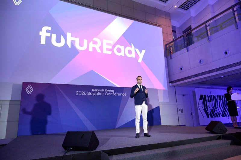 니콜라 파리 르노코리아 사장이 2026 서플라이어 컨퍼런스에서 발표를 하고 있다.