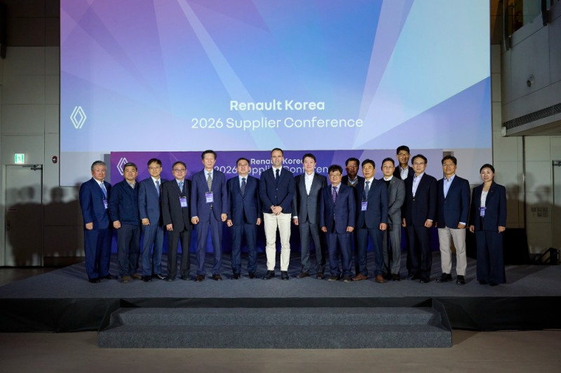 니콜라 파리 르노코리아 사장과 주요 참석자들이 2026 서플라이어 컨퍼런스에서 기념 사진을 촬영하고 있다.