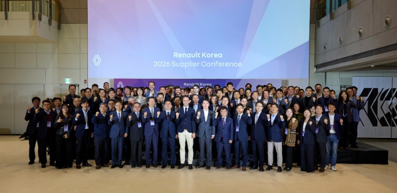 니콜라 파리 르노코리아 사장과 주요 참석자들이 2026 서플라이어 컨퍼런스에서 기념 사진을 촬영하고 있다.