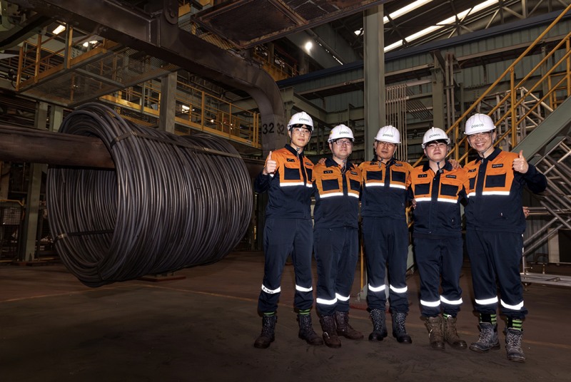 지난 7일 23mm급 대형 ‘현가용 스프링강’ 양산 기술을 공동 개발한 포스코 직원들이 4선재 공장에서 기념사진을 촬영했다(출처: 포스코)