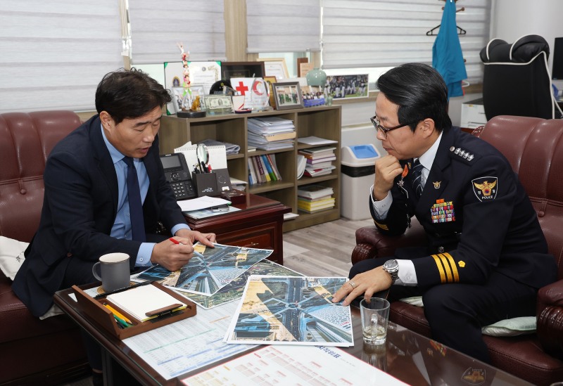 김운남 고양특례시의회 의장(왼쪽)