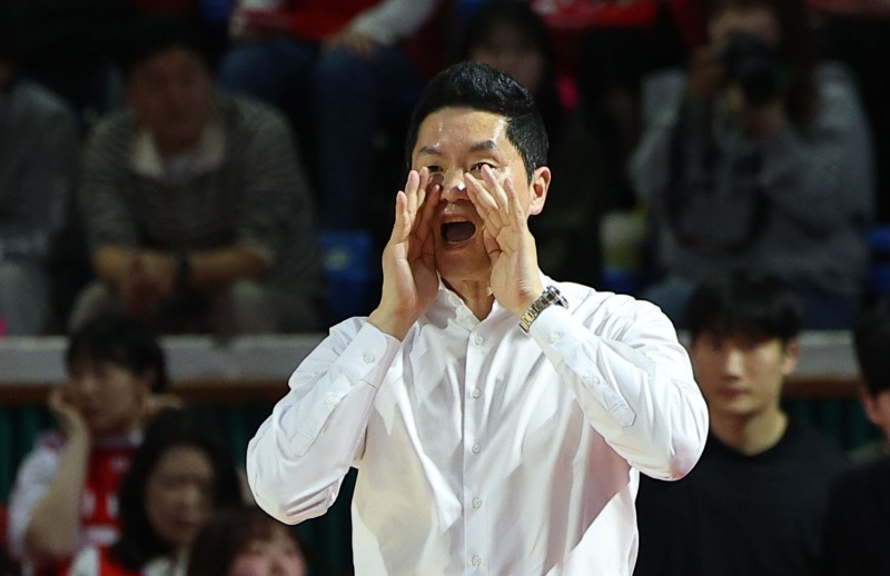 작전 지시하는 전희철 감독. / 사진=연합뉴스