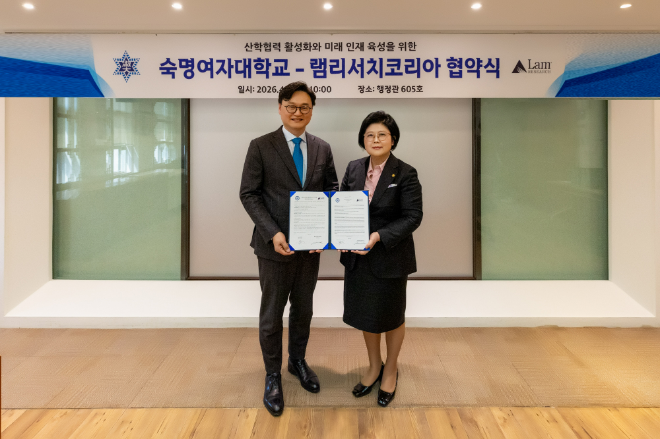 업무협약 체결 사진. (왼쪽부터) 박준홍 램리서치코리아 대표이사, 문시연 숙명여대 총장. (사진제공=숙명여대)