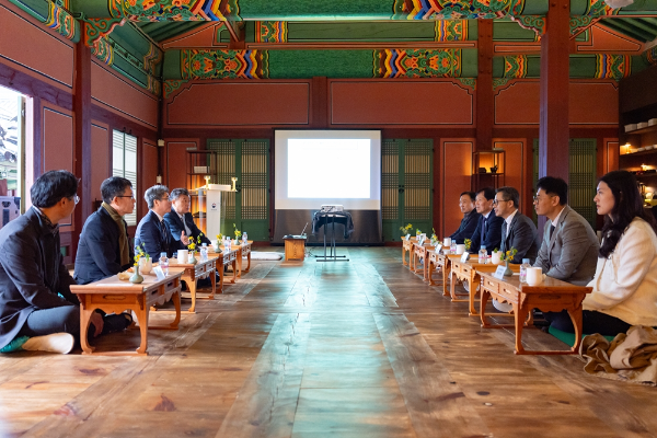 신협중앙회가 창덕궁 약방 및 연경당에서 ‘한지활용 창덕궁 보수정비 후원사업 성과공유회’를 개최하고 사업 성과를 공유하고 있다.