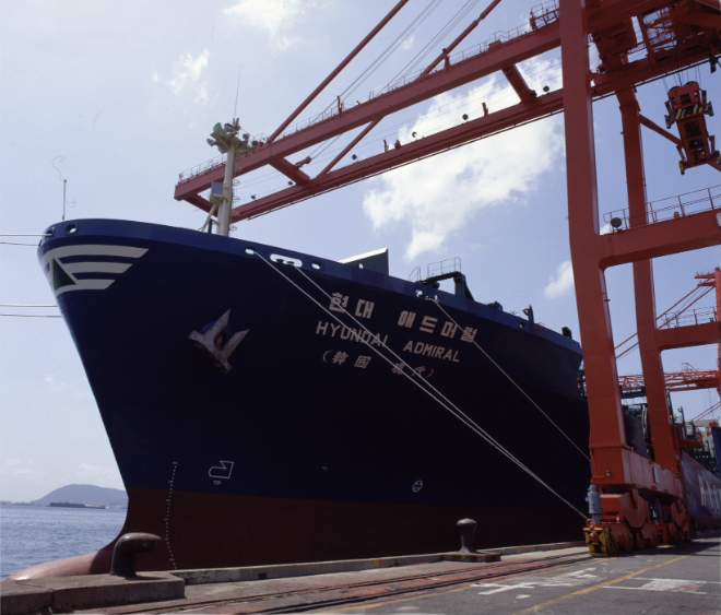 현대상선이 현대중공업에 발주해 1992년 8월 인도 받은 당시 세계 최대 크기의 5척 4410TEU급 컨테이너 운반선의 1번함인 현대 애드머럴호가 항구에 접안해 있다. 사진= HMM 50년사