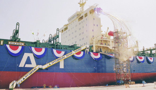 1992년 10월 9일 현대중공업 울산조선소에서 현대상선이 발주한 당시 세계 최대 크기의 4410TEU급 컨테이너 운반선의 3번함인 현대 코모도호 명명식이 열리고 있다. 사진= HMM 50년사