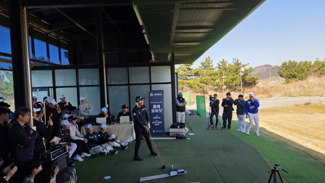 대회 후 열린 흑백요리샷에 출전한 허인회 프로. /민플레이