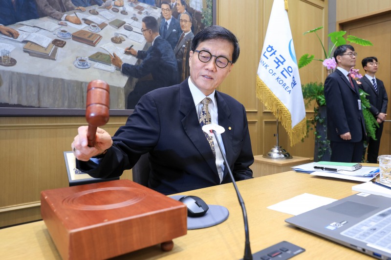 이창용 한국은행 총재가 10일 서울 중구 한국은행 본관에서 열린 금융통화위원회 본회의에서 의사봉을 두드리고 있다./연합뉴스