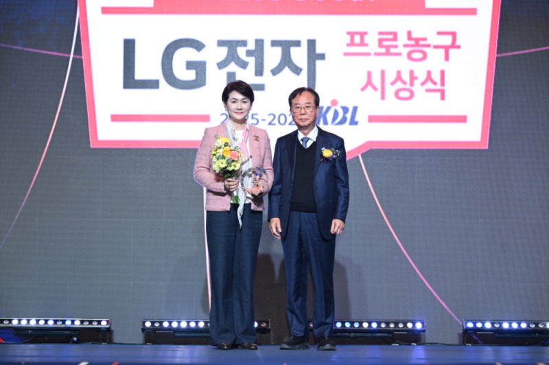 동아오츠카는 2025-2026 LG전자 프로농구 시상식에서 KBL로부터 공로상을 수상했다