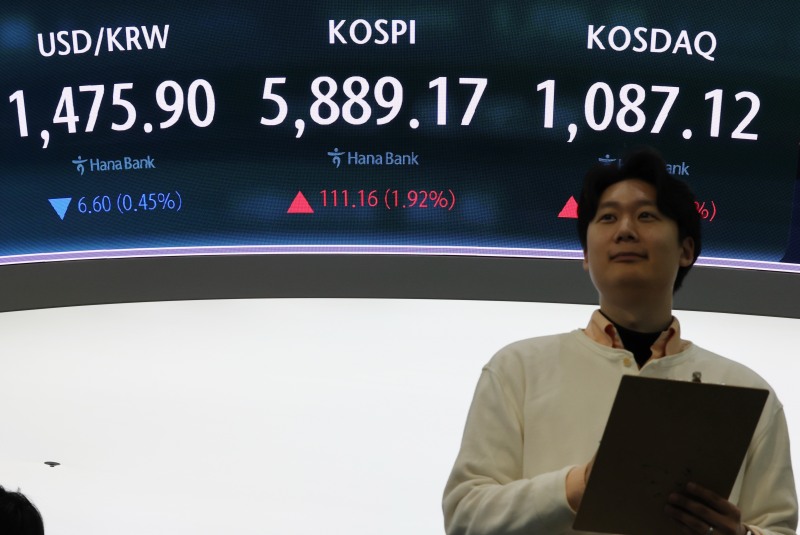 10일 서울 중구 하나은행 본점 딜링룸에서 직원이 업무를 보고 있다. 이날 코스피는 전장보다 98.11포인트(1.70%) 오른 5876.12로 개장했다./연합뉴스