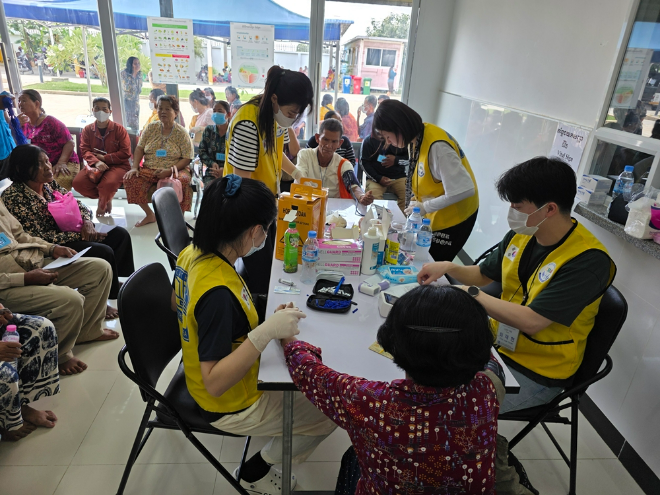 가톨릭중앙의료원 사회공헌활동의 일환인 캄보디아 코미소 클리닉에서의 의료봉사 현장 사진. (사진제공=가톨릭대학교 가톨릭중앙의료원)