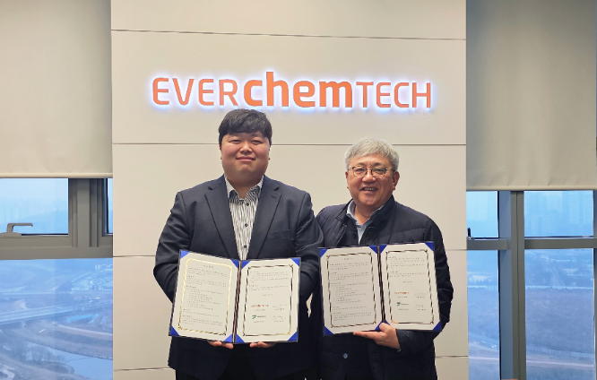 사진=더로보틱스 강동우 대표이사(왼쪽)와 에버켐텍 이성민 대표이사