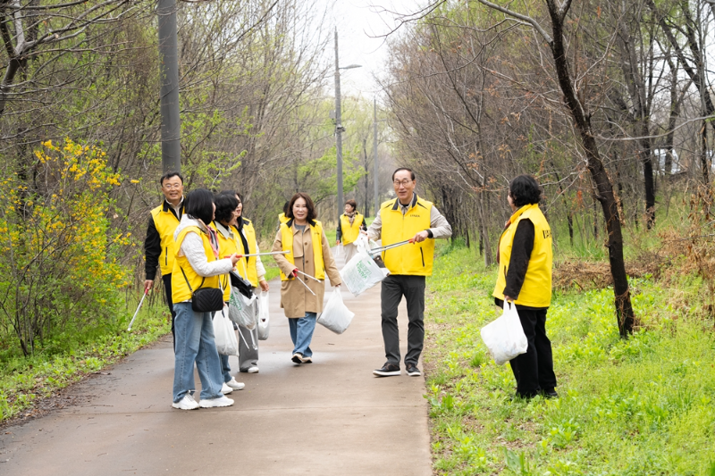 IPARK현대산업개발은 10일 도시정비수주팀 임직원들과 함께 서울 영등포구 여의도 샛강생태공원 일대에서 플로깅 봉사활동을 진행하며 지역사회 환경 개선과 생태 보전을 위한 사회공헌 활동을 펼쳤다./IPARK현대산업개발
