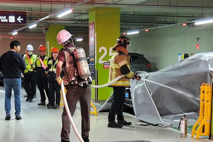 에스알은 10일 동탄역 주차장에서 화성소방서 목동119안전센터와 함께 저상소방차를 활용한 전기차 화재대응 훈련을 전개했다./에스알