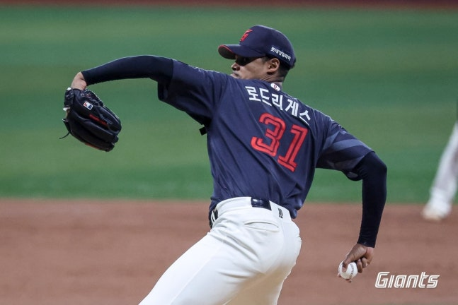 8이닝 1실점 역투한 롯데 선발 로드리게스 / 사진=롯데 자이언츠 제공