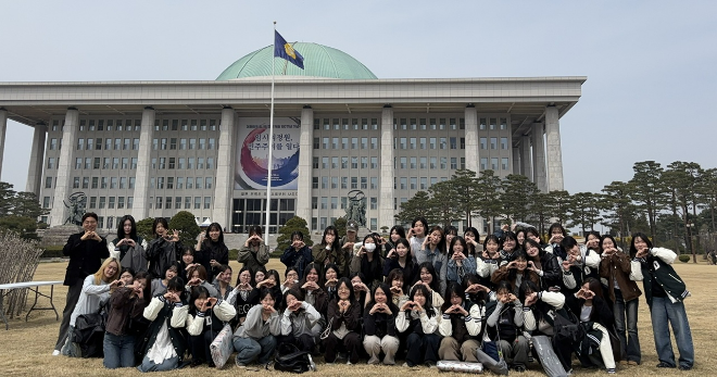 덕성여대 정치외교학전공 학생들 국회 방문 단체 기념사진. (사진제공=덕성여대)