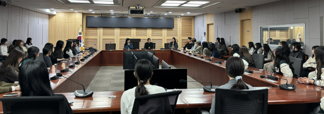 덕성여대 정치외교학전공 학생들 국회 방문 간담회 사진. (사진제공=덕성여대)