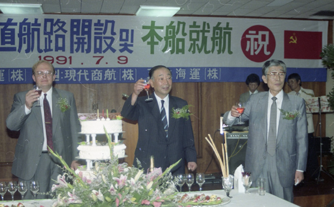 현영원 현대상선 회장(가운데_가 1991년 7월9일 부산 컨테이너터미널운영공사에서 열린 한~소 직항로 개설 및 본선 취항 기념식에서 참석자들과 함께 샴페인 건배를 하고 있다. 사진= HMM 50년사