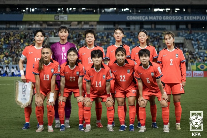 브라질전에 앞서 단체사진을 찍은 여자 축구 대표팀 선수들. / 사진=연합뉴스