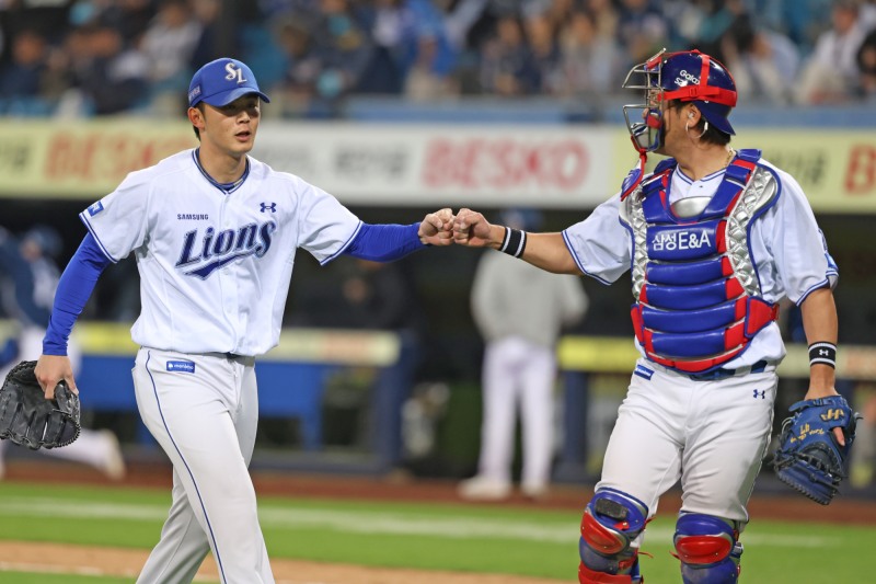 11일 NC전에서 이닝을 마치고 마운드를 내려가는 삼성 미야지(왼쪽). / 사진=연합뉴스