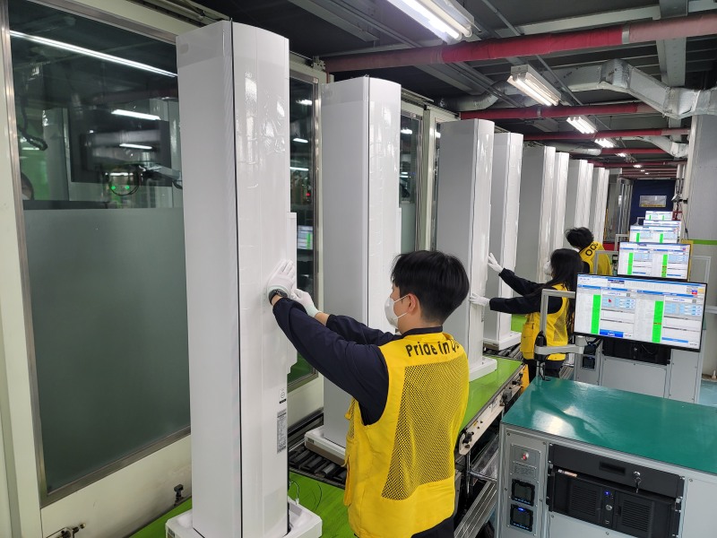 삼성전자가 다가오는 더위로 급증하는 에어컨 수요에 신속히 대응하기 위해 에어컨 생산라인을 풀가동 했다./삼성전자