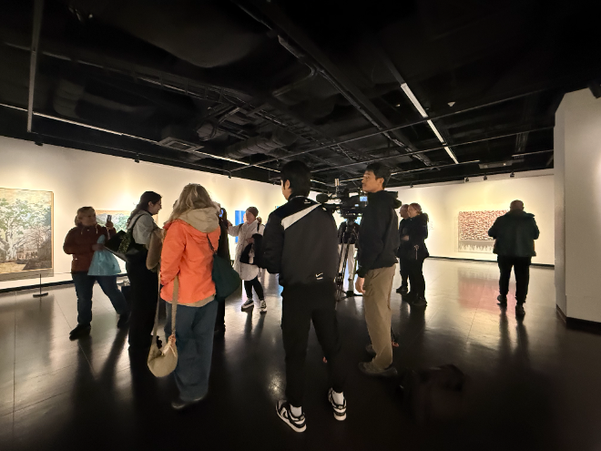 KBS 전시회에서 외국인 관람객과 인터뷰하고 있다. / 사진제공=(사)케이메세나네트워크