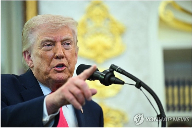 트럼프 대통령은 이란과의 첫 종전 협상이 결렬된 뒤 12일 오전 호르무츠해협을 오가는 모든 선박에 대해 봉쇄절차를 시작하겠다고 밝혔다. 사진=AFP, 연합뉴스