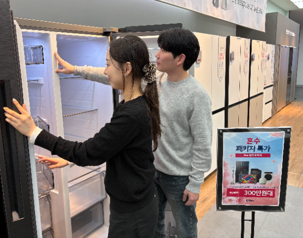 전자랜드 용산본점에서 신혼부부가 300만원대 ‘실속형 혼수 패키지’ 가전제품을 살펴보고 있다