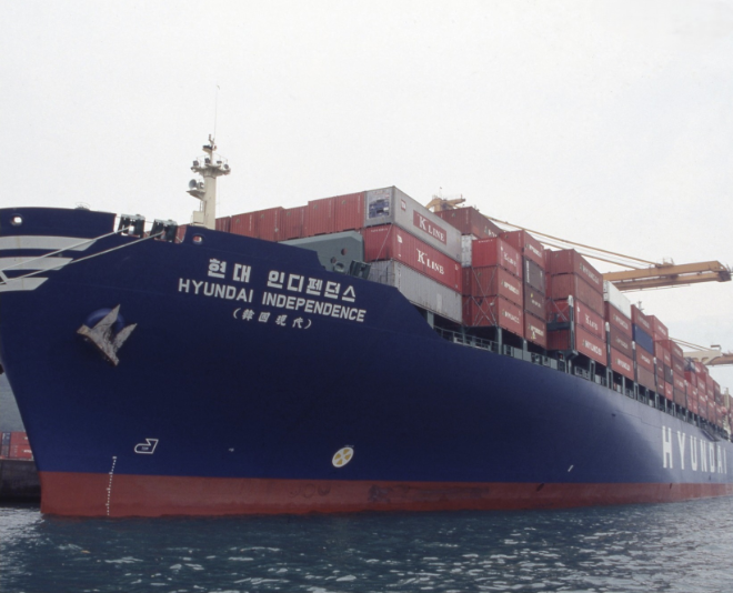 현대상선이 발주한 당시 세계 최대 최고속 5500TEU급 컨테이너 운반선 중 1번함 ‘현대 인디펜던스(Hyundai Independence)’호가 컨테이너를 싣고 항구에 접안해 있다. 사진= HMM 50년사