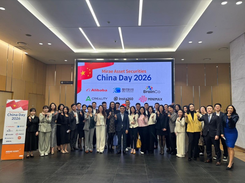 10일 서울 미래에셋센터원에서 '미래에셋 차이나데이'가 성공적으로 개최된 가운데, 김미섭 미래에셋증권 부회장(왼쪽 15번째)과 참석자들이 기념사진을 촬영하고 있다./미래에셋증권