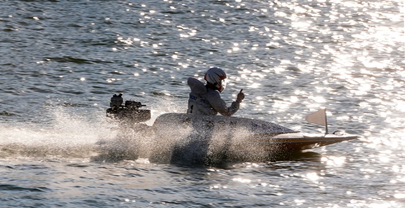 미사경정장에서 열린 경정 경주에서 우승을 차지한 선수가 손가락을 치켜들며 기뻐하고 있다.