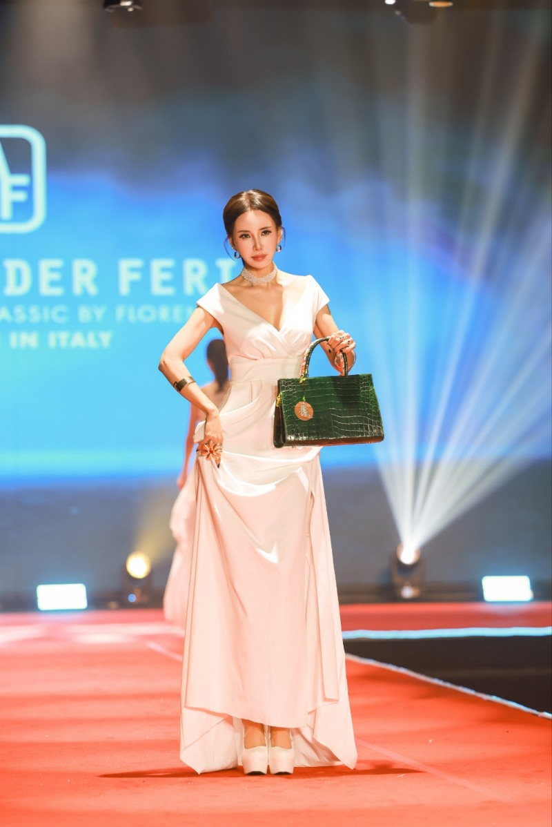 여름 시즌 런웨이를 빛내다…모델 박채린, 알렉산더페리 패션쇼 주목