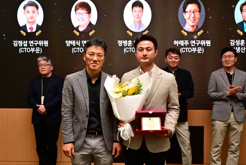LG전자가 미래준비 경쟁력 확보를 주도할 인재를 연구위원과 전문위원으로 발탁했다. 서초 R&D캠퍼스에서 열린 임명식에서 LG전자 CTO 김병훈 부사장(좌측)이 CTO부문 소자재료연구소 김정섭 연구위원(우측)과 함께 기념 촬영을 하고 있다./LG전자
