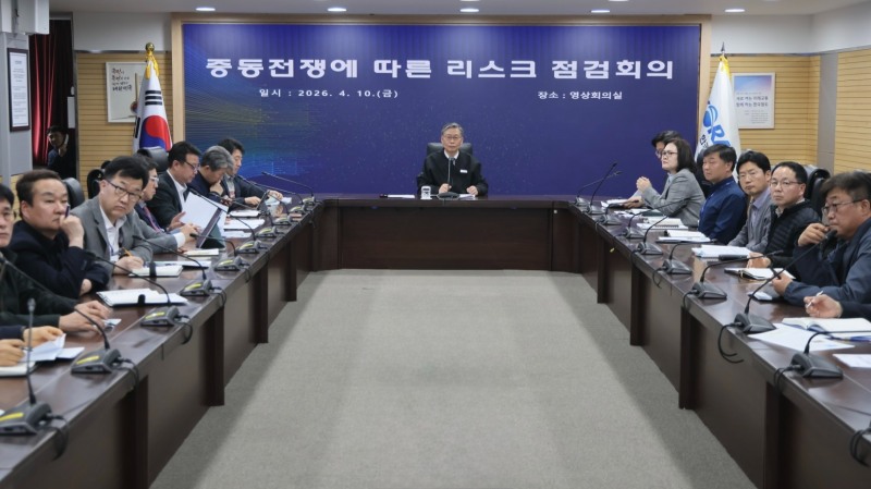 코레일이 10일 서울사옥 영상회의실에서 김태승 사장(가운데) 주재로 중동전쟁에 따른 리스크 점검회의를 열고 철도 분야별 에너지 절감 대책 이행상황을 점검했다./코레일